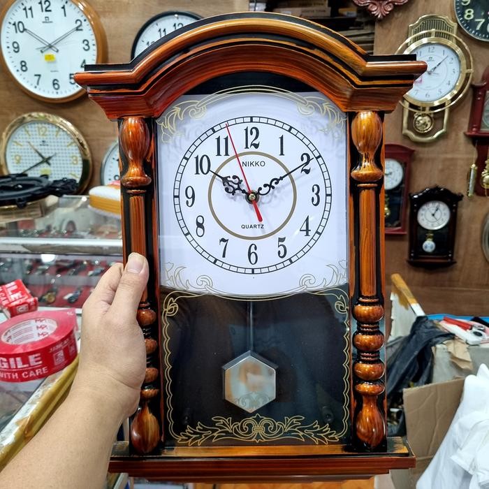 Jam dinding bunyi perjam dan bandul klasik