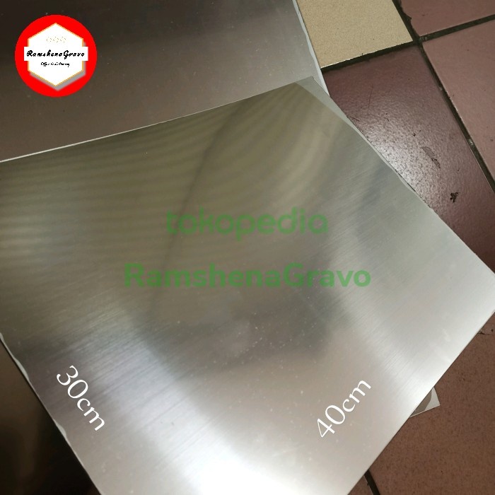 

Gravoply silver / hairline / bahan gravir / 30cmx40cm tebal 1.5mm Kode 1066