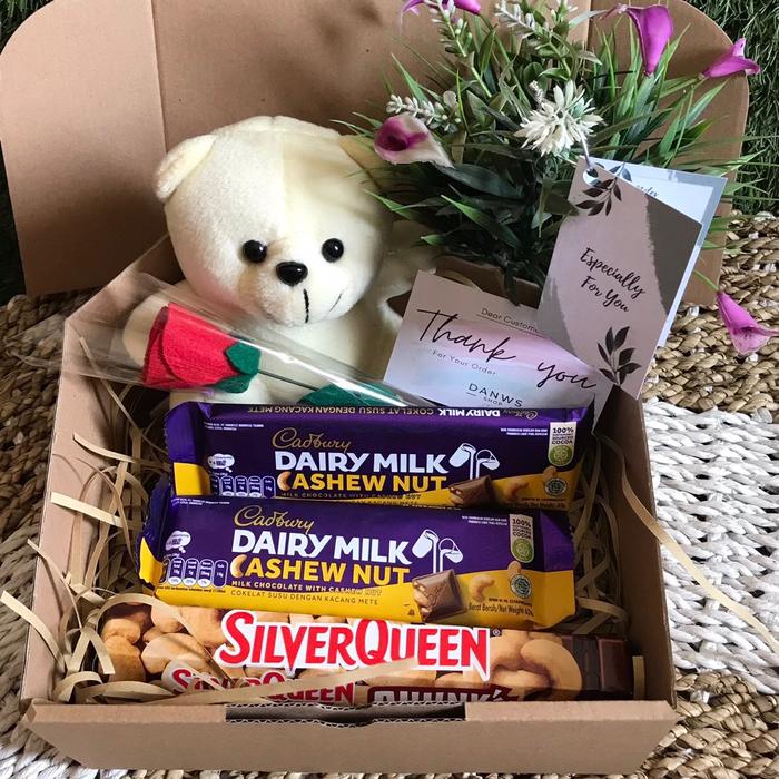 

terbaru !!! hadiah ulang tahun / gift box cokelat hampers boneka mini bear valentine dan wisuda