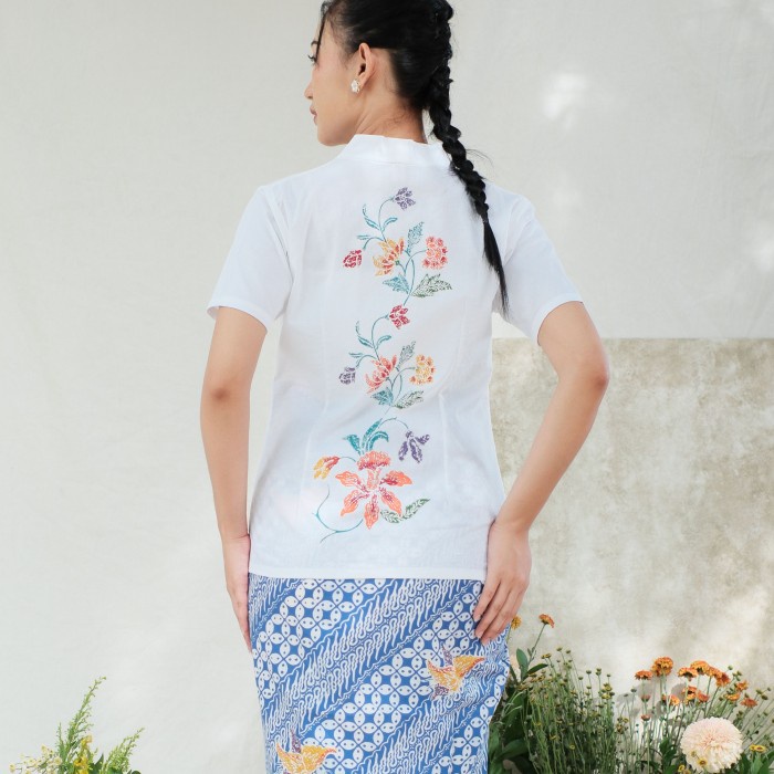 Kebaya Batik Encim Malia Lengan Pendek Meradelima Katun Putih