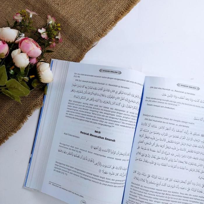 

Ready Stock Riyadhus Shalihin Matan Dan Terjemahan Lengkap Penulis Imam An Nawawi - Pustaka Arafah