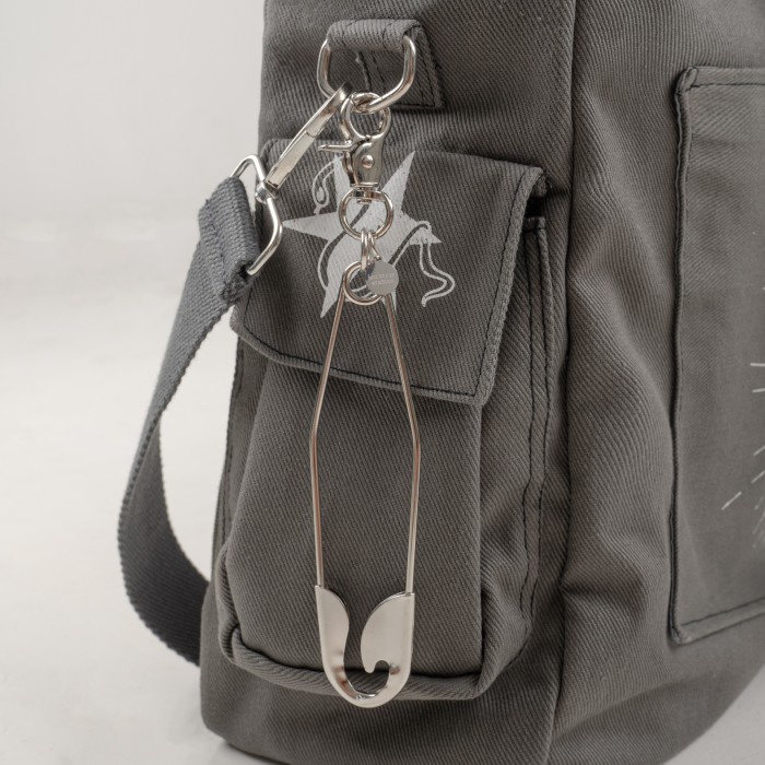 

Terlaris HIERARCHY STUDIOS TMTNW - Silver Pin Oversized Bag Charm SALE