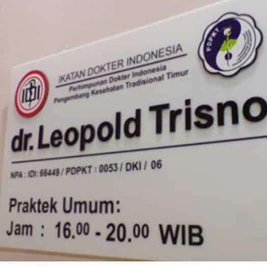 

papan nama dokter klinik kantor perusahaan akrilik 3050