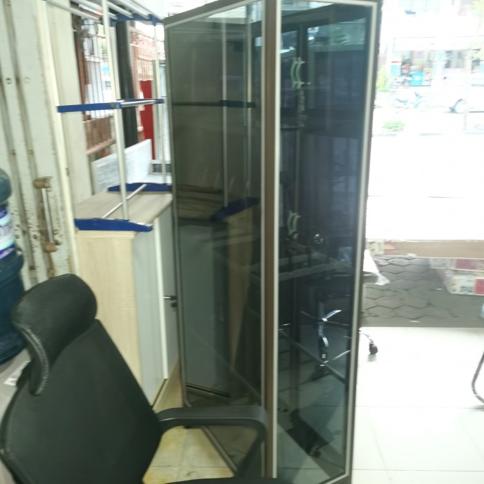 rak piring 2 pintu coklat full kaca