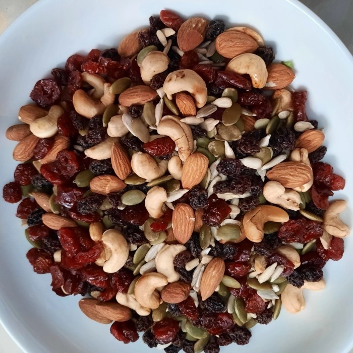 

Trail Mix Safiya 250 Gram - Dried Mixed Fruit Seed and Nut Cemilan Sehat Original