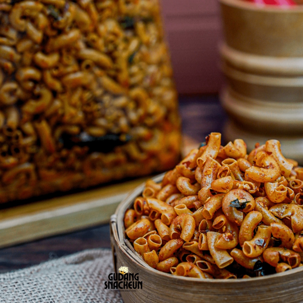 

Makaroni Cikruh Pedas Daun Jeruk 500g - Gudang Snackeun by Terciduk Inti Rizki