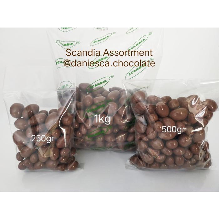 

.500gr coklat Scandia Assortment milk chocolate almond mede Raisin campur chocolate