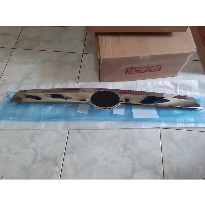 Trunklid List Lis Bagasi Calya Sigra Original