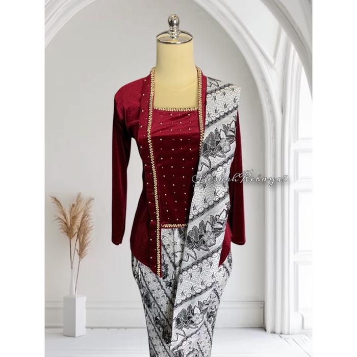 SETELAN KEBAYA BLUDRU PAREL WARNA MAROON + SELENDANG PARANG KUSUMO + JARIK PARANG KUSUMO TERLARIS