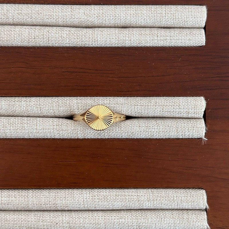 UM1 Louis // Sol Snet Ring - 18k Gold Plated Stainless Steel (Anti Karat)