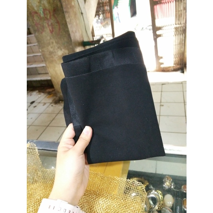 ..... Kain Beludru Hitam Meteran