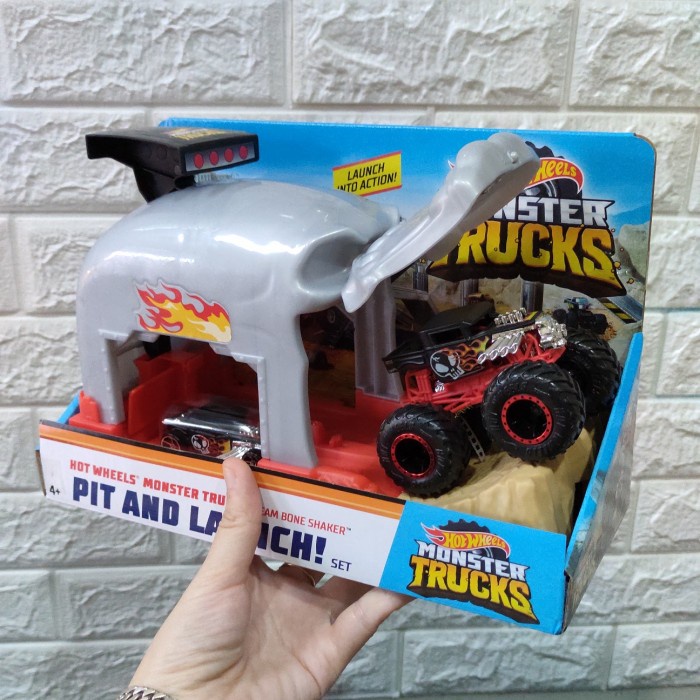 HOTWHEELS MONSTER TRUCK PIT AND LAUNCH BONE SHAKER SHARK WREAK