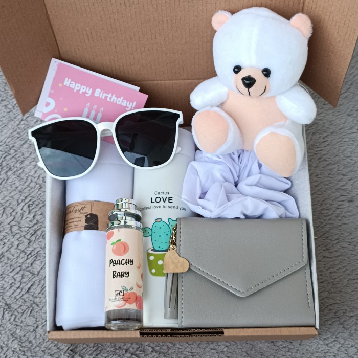 

Peno_Hay hamper Kado warna putih untuk cewek ulang tahun/anniversary/graduation