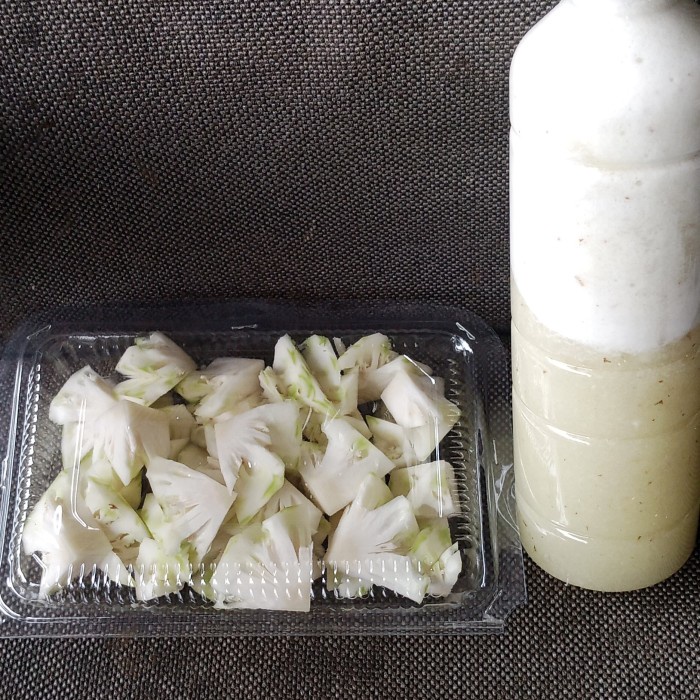 

jus dan buah nanas siap d kupas