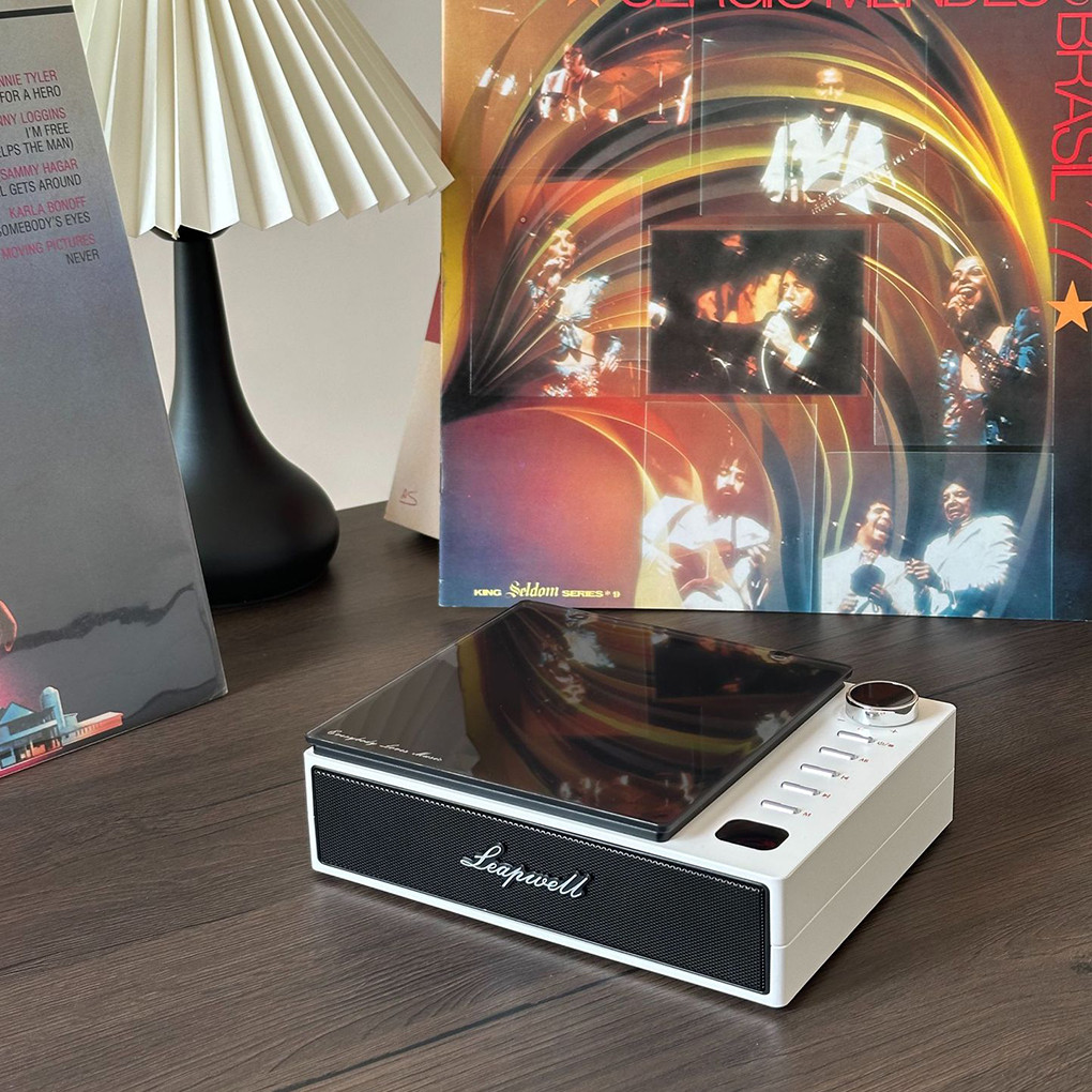 Vintage CD Walkman Player With Built-in 2600mAh Battery Small And Portable Walkman Bluetooth Speaker