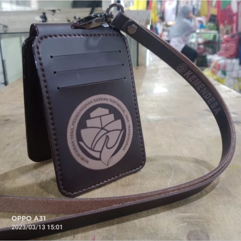 

HOLDER KALUNG ID CARD LOGO KEMENDESA MODEL LIPAT COKLAT BEST QUALITY PREMIUM