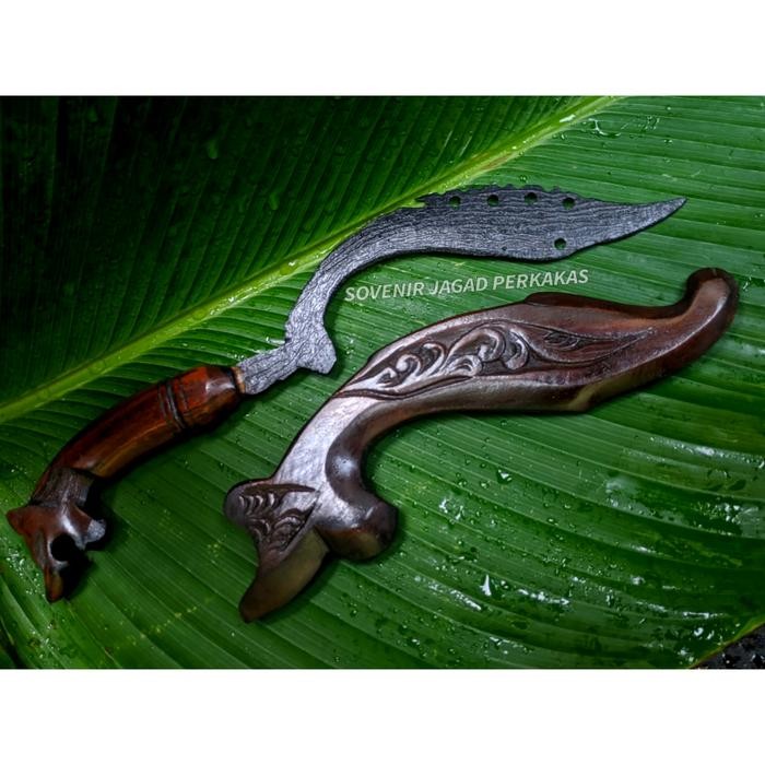 

Kujang Baja Esak Model Pamor Kayu Rasamala Ukir Handmade Kujang Sunda