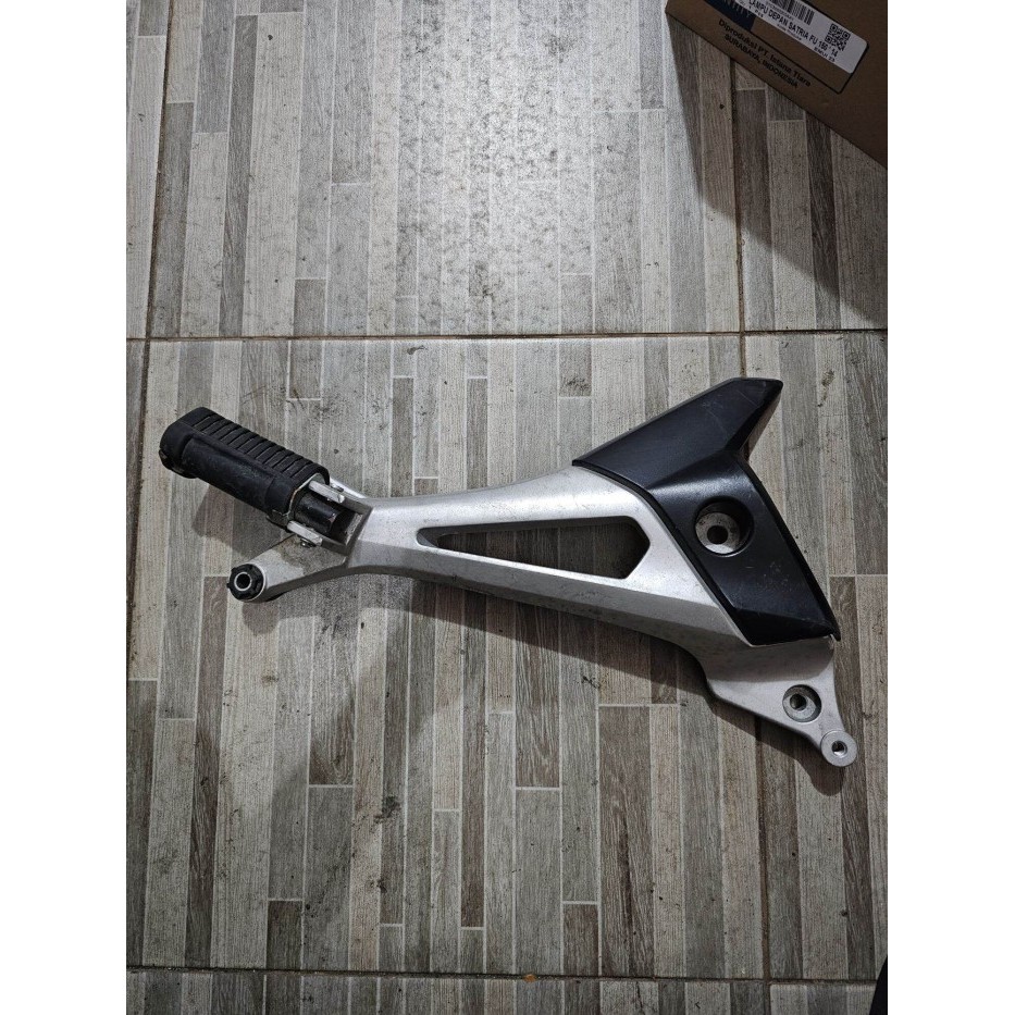 PREMIUM footstep pijakan kaki belakang kanan honda supra x125 / revo lama ori