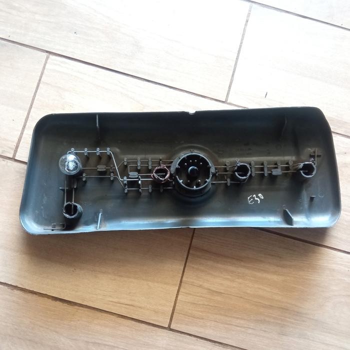 Rumah Bohlam Lampu Belakang Kanan Stoplamp Original Bmw E30 M40 Laik Pakai