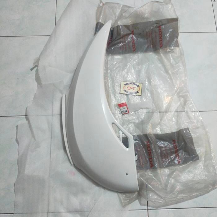 83600-KYT-940PFW COVER BODY BELAKANG KIRI PUTIH SCOOPY KARBU ORI AHM
