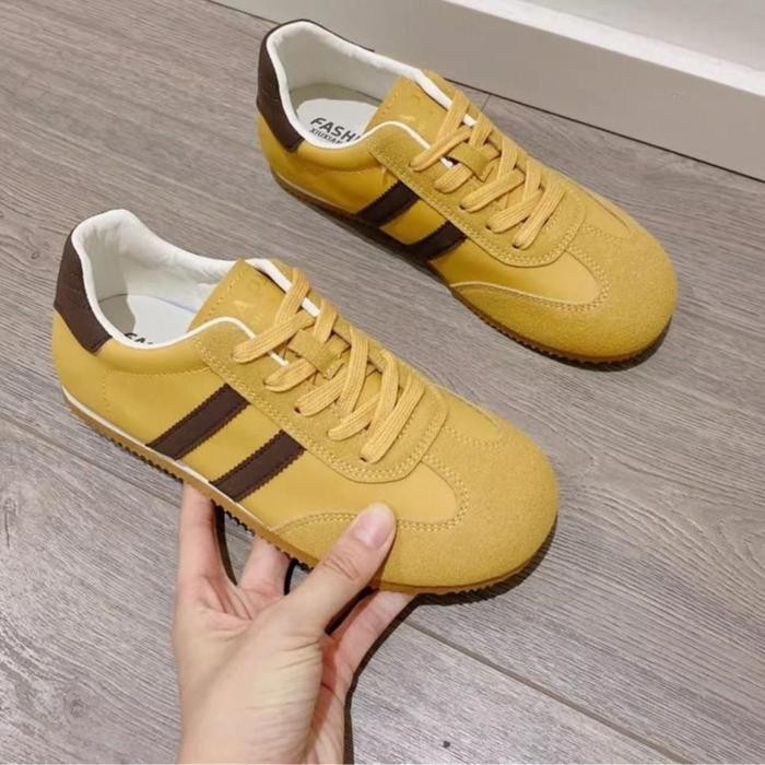 Shoevo Sepatu Latihan Wanita Sol Tipis Warna Solid Kepala Bulat Dua Garis Casual Sneaker St095