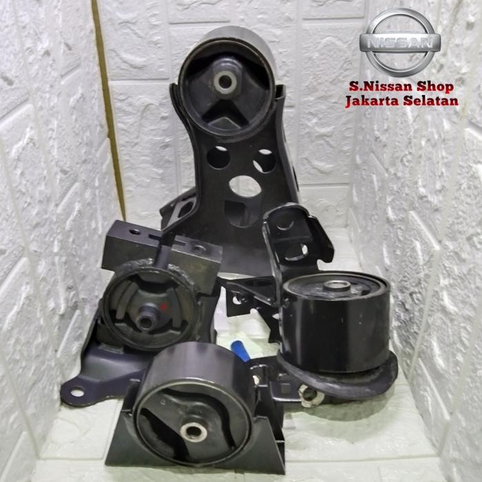 Engine Mounting Set Nissan Serena C24