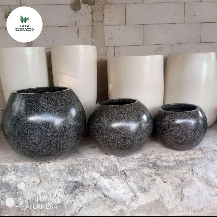 Pot teraso bentuk bola Hitam glossy Kode 1253