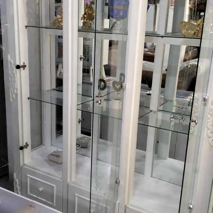 Langsung diproses Lemari hias / lemari kristal / lemari tas 3 pintu kayu warna putih.