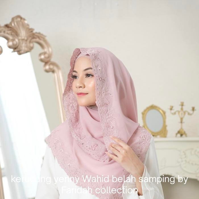 kerudung yenny Wahid belah samping