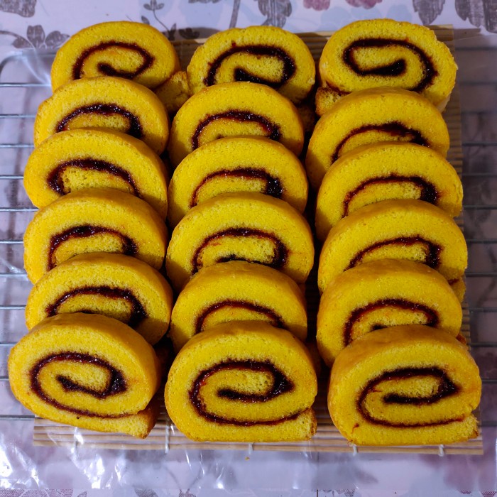 

BOLU GULUNG STROWBERI 30CM KODE 973