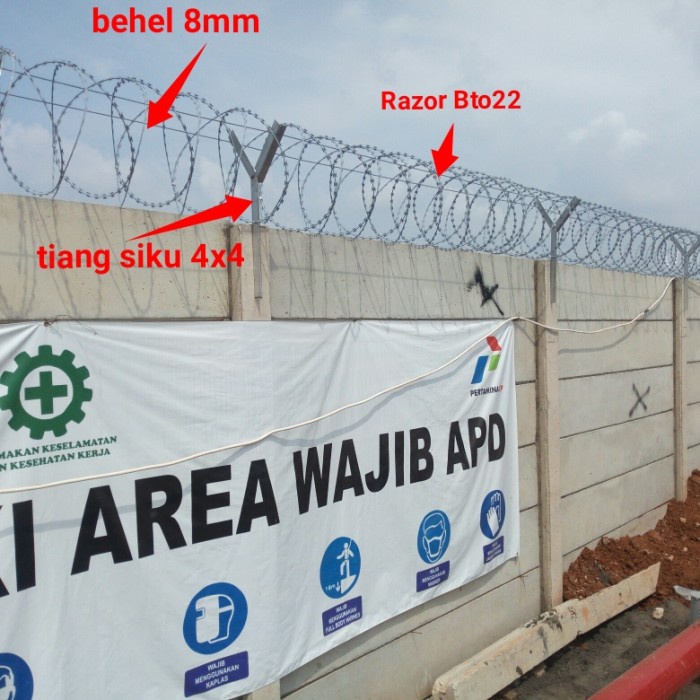 Pemasangan kawat duri silet bto22 untuk pengaman tembok dan pagar