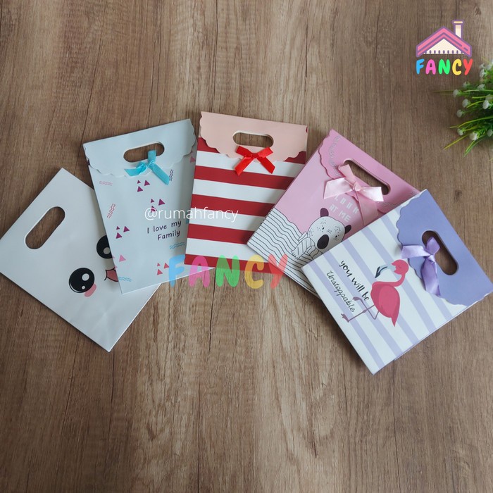 

Flashshow Paper Bag Motif/ Tas Kado/ Tas Ulang Tahun FG Uk. M (15x19,5x6,5cm)