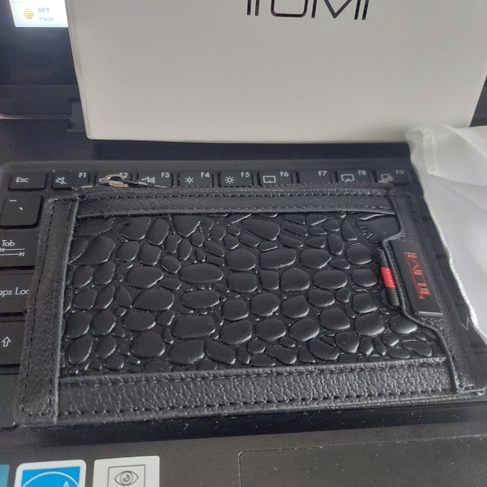 

dompet kartu nama Tumi. lengkap dengan dustbag dan box baru Kode 275