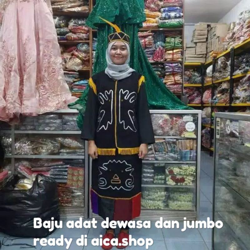 Baju adat dayak-kalimantan dewasa.