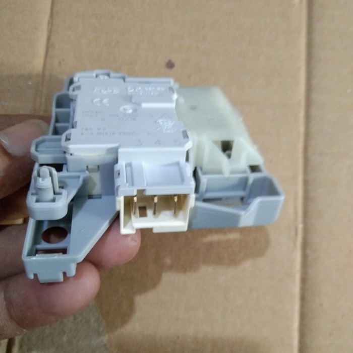 Door lock mesin cuci Electrolux EWF 80743