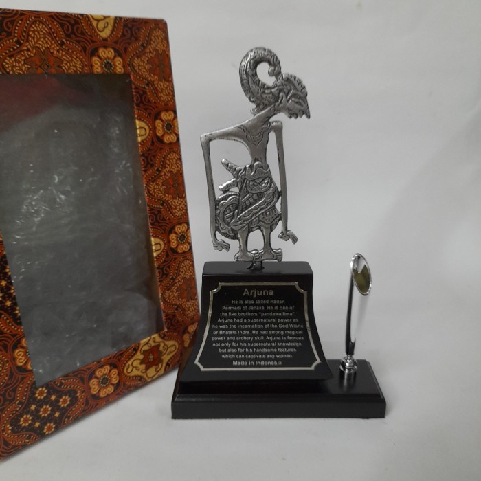 

Tempat pulpen/belpoint/pen wayang Arjuna warna kuningan 18 x 13 cm
