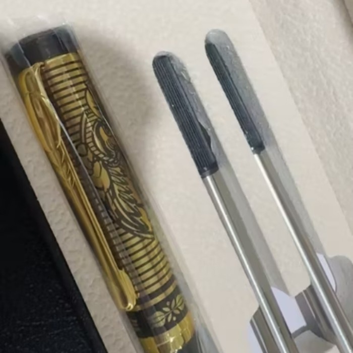 

Promo Terbatas Ballpoint Mewah Giftset Pen Exlusive Parker Batik Series 2 Refill Pen Gratis Grafir