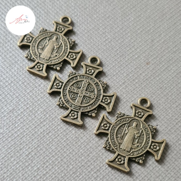 

Terlaris Salib sama sisi ST.Benediktus bronze katolik SALE