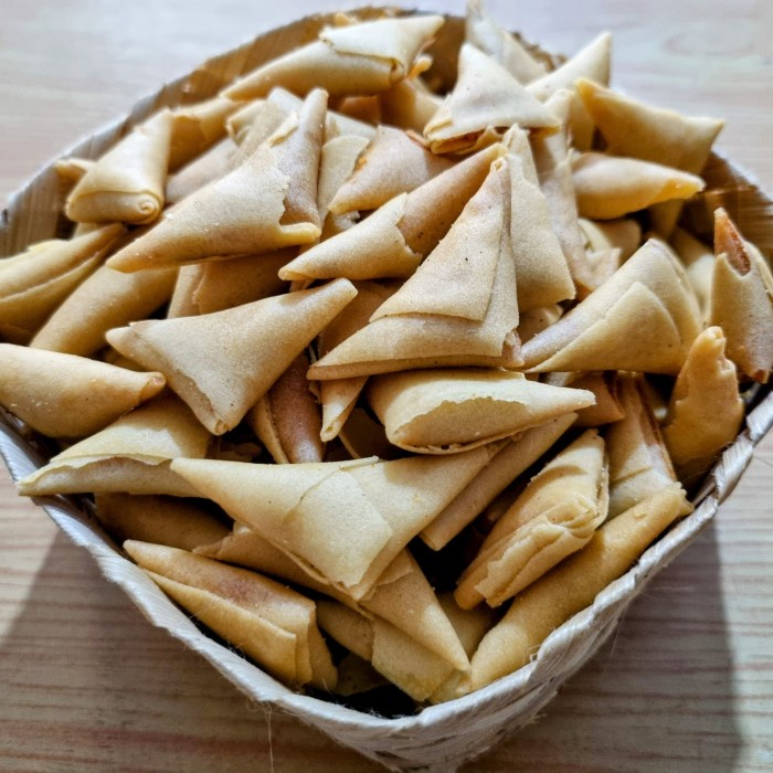 

SALE !!! SAMOSA ABON AYAM PEDAS MANIS MERK SARIKAYA KEMASAN KILOAN READYY