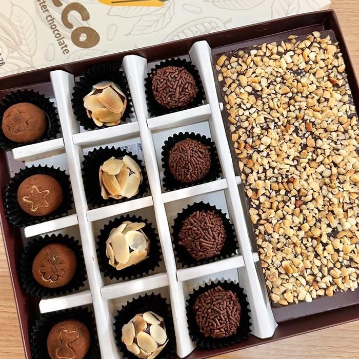 

Zelco - Coklat Ball Cokelat Cashew chunky dark Chocolate Bars lebaran Kacang Almond dan Pistachio