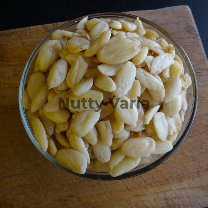 

JH8 Kacang Kenari / Kacang Pili KUPAS UTUH Mentah (1kg)