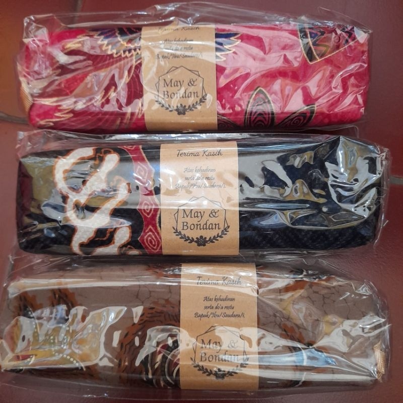 

SS. Souvenir Kotak Pensil Motif Random Untuk Harga Per 20 Pcs