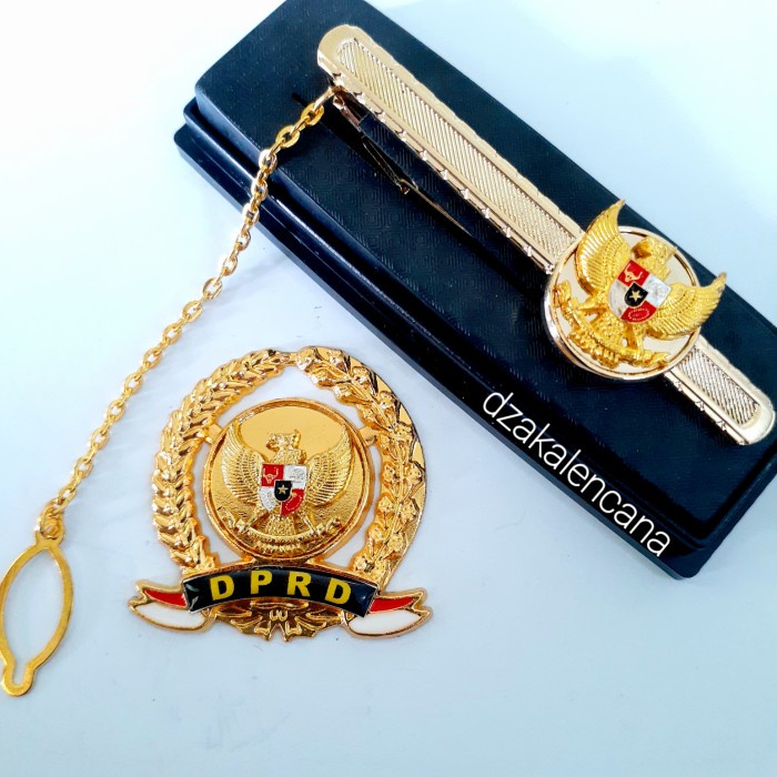 PIN DPRD DAN JEPITAN DASI GARUDA