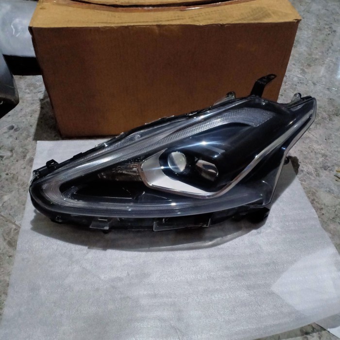 Head Lamp Sienta Q Kiri (Bekas)