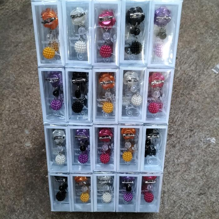 

TERMURAH Isi 100 Pcs Souvenir Pernikahan Bros Dagu Cantik Kemas Mika Motif Bonus kartu Ucapan