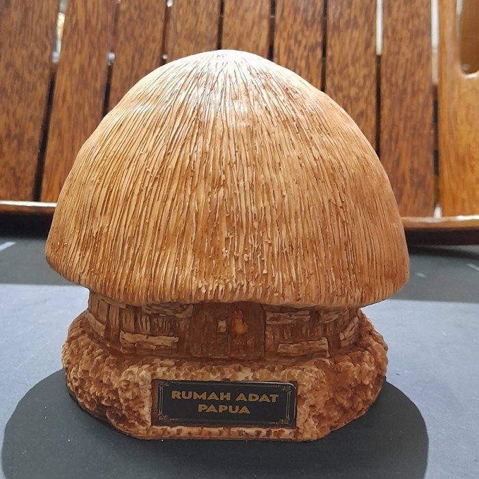Miniatur rumah adat Honai/rumah adat Papua