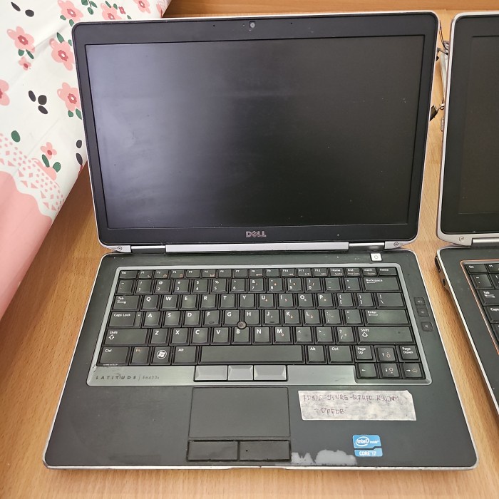 Laptop Dell bekas pemakaian kantor apa adanya. *