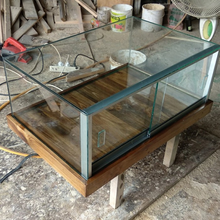 ETALASE KACA FRAMELESS DONAT ALAS KAYU JATI BELANDA 100X40X30 PINTU