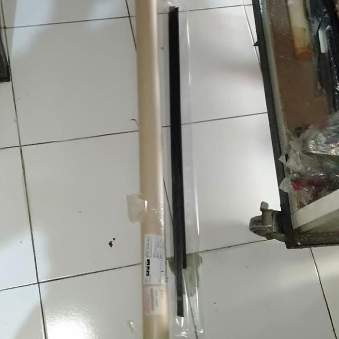 TERLARIS Plipit kaca luar/weatherstrip Suzuki SX4, Neo Baleno depan Kanan