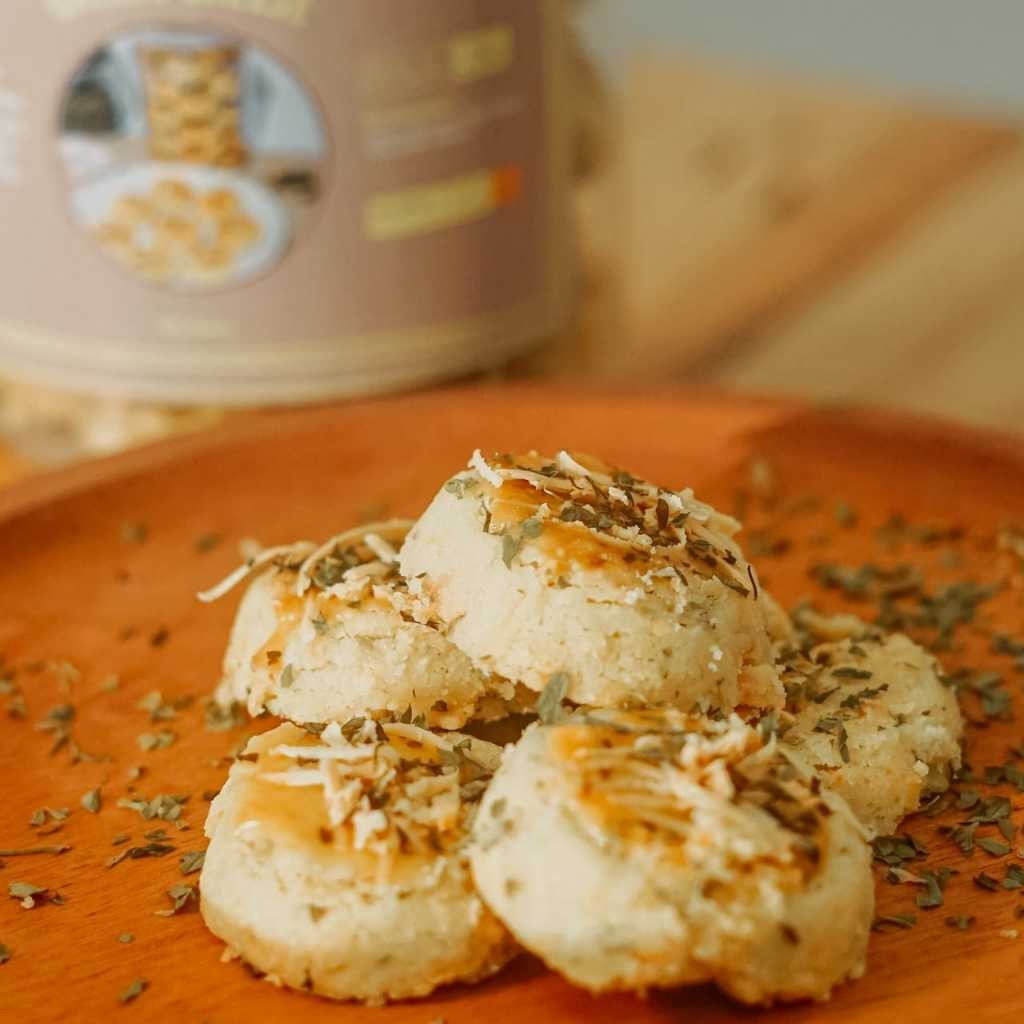 

Dapur Joglo Garlic Cheese Cookies Premium Wijsman Full Keju Edam / Kue Kering Bawang Putih